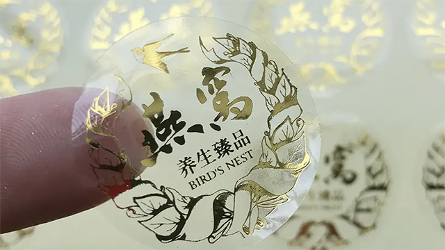 标签制作厂家讲解立体烫金标签的场景